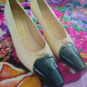EUC Beige & Black Patent Toe Ferragamo Ladies Shoes/Pumps Low/Kitten Heel Black